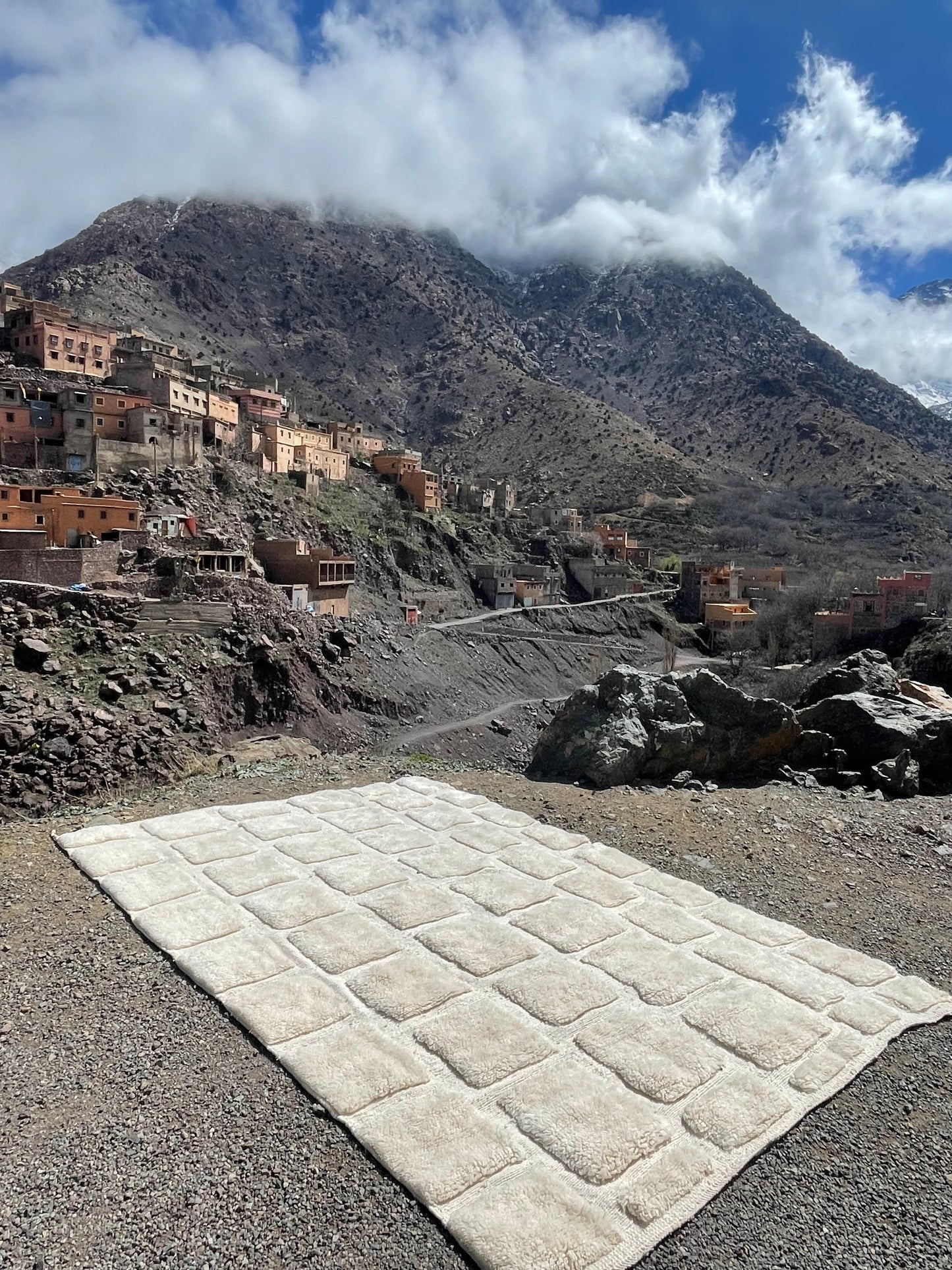 Handmade Beni Ourain Rug –  Minimalist & Boho Chic Vintage Beni Ourain Rug –  available to ship size is 10x7 feet.   300x200 cm