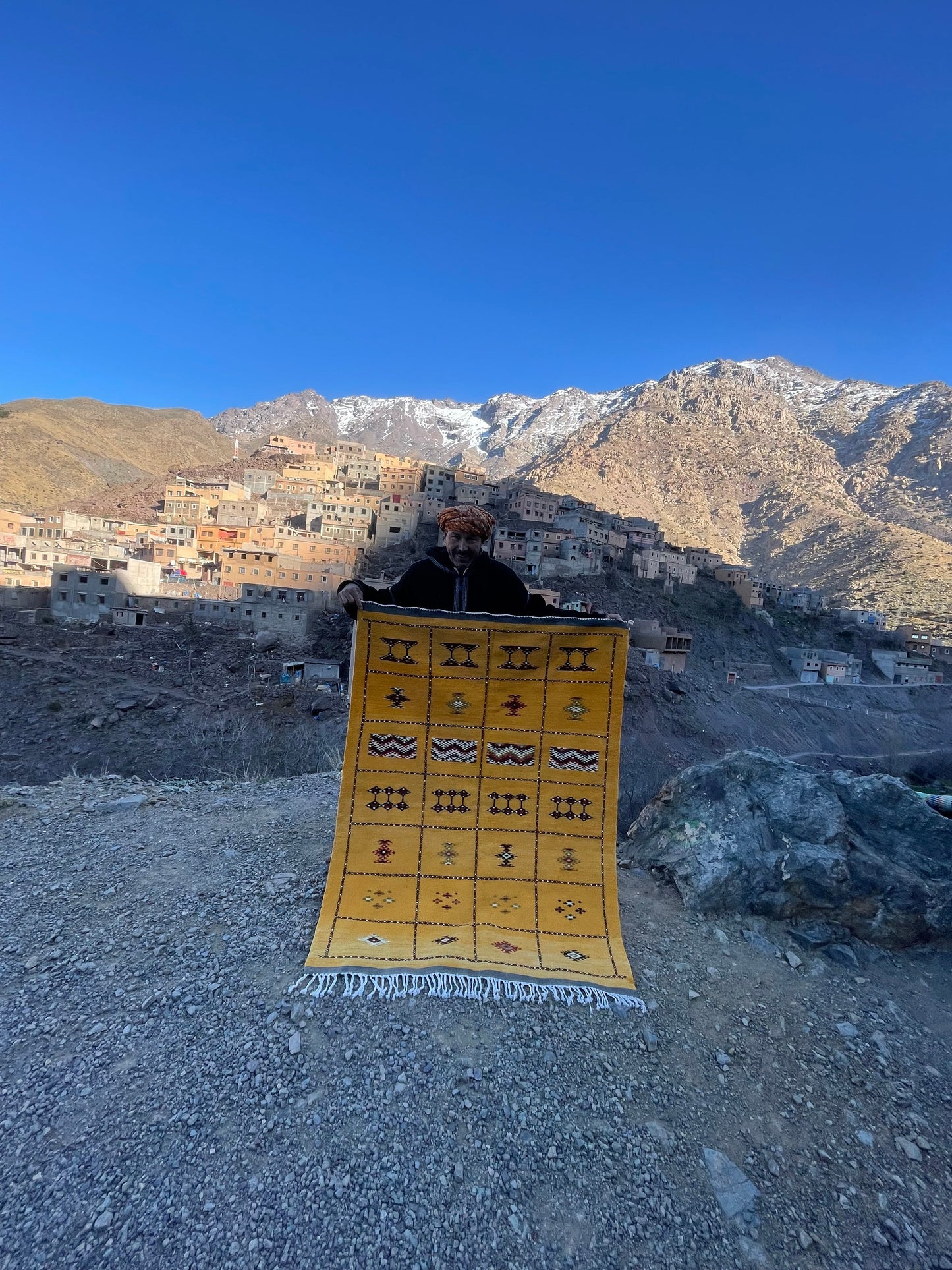 Authentic Moroccan Berber Kilim Rug Picasso Taznakht T63. Handmade tribal rug, expertly woven with traditional craftsmanship 150x100 cm