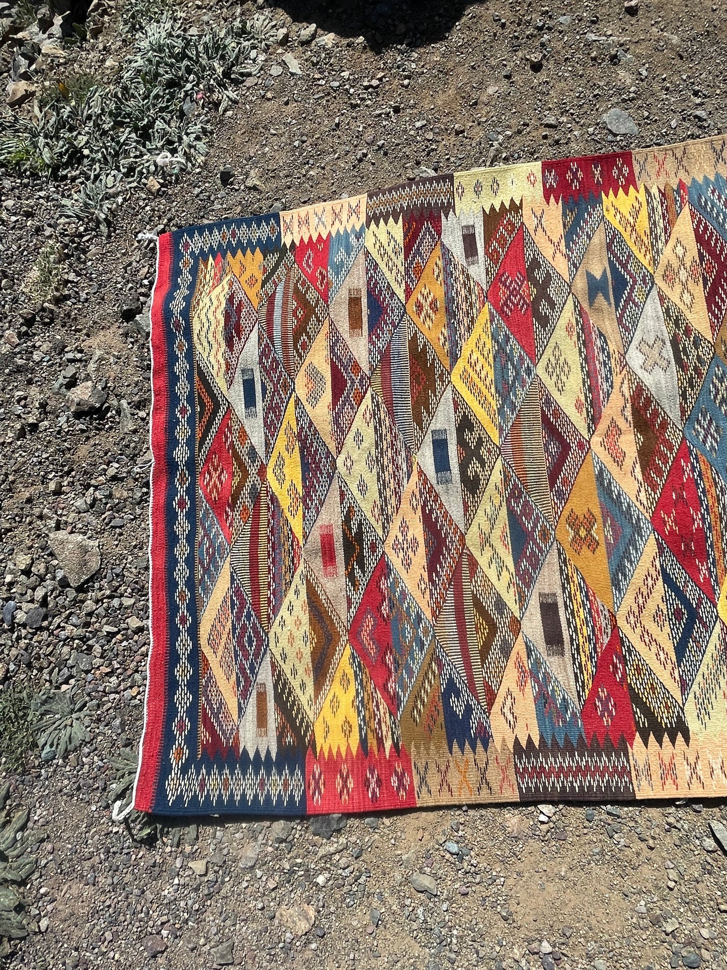Authentic Moroccan Berber Kilim Rug Picasso Taznakht T63. Handmade tribal rug, expertly woven with traditional craftsmanship 150x100 cm