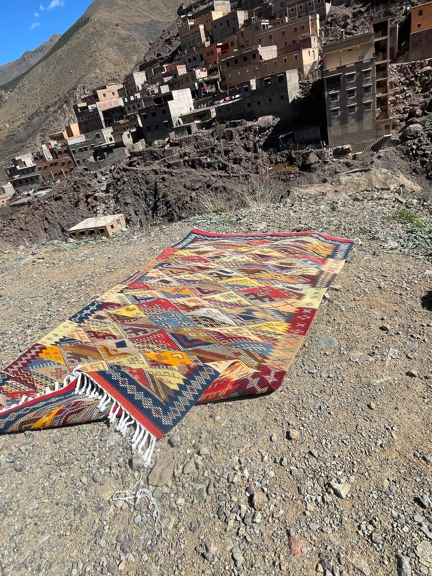 Authentic Moroccan Berber Kilim Rug Picasso Taznakht T63. Handmade tribal rug, expertly woven with traditional craftsmanship 150x100 cm