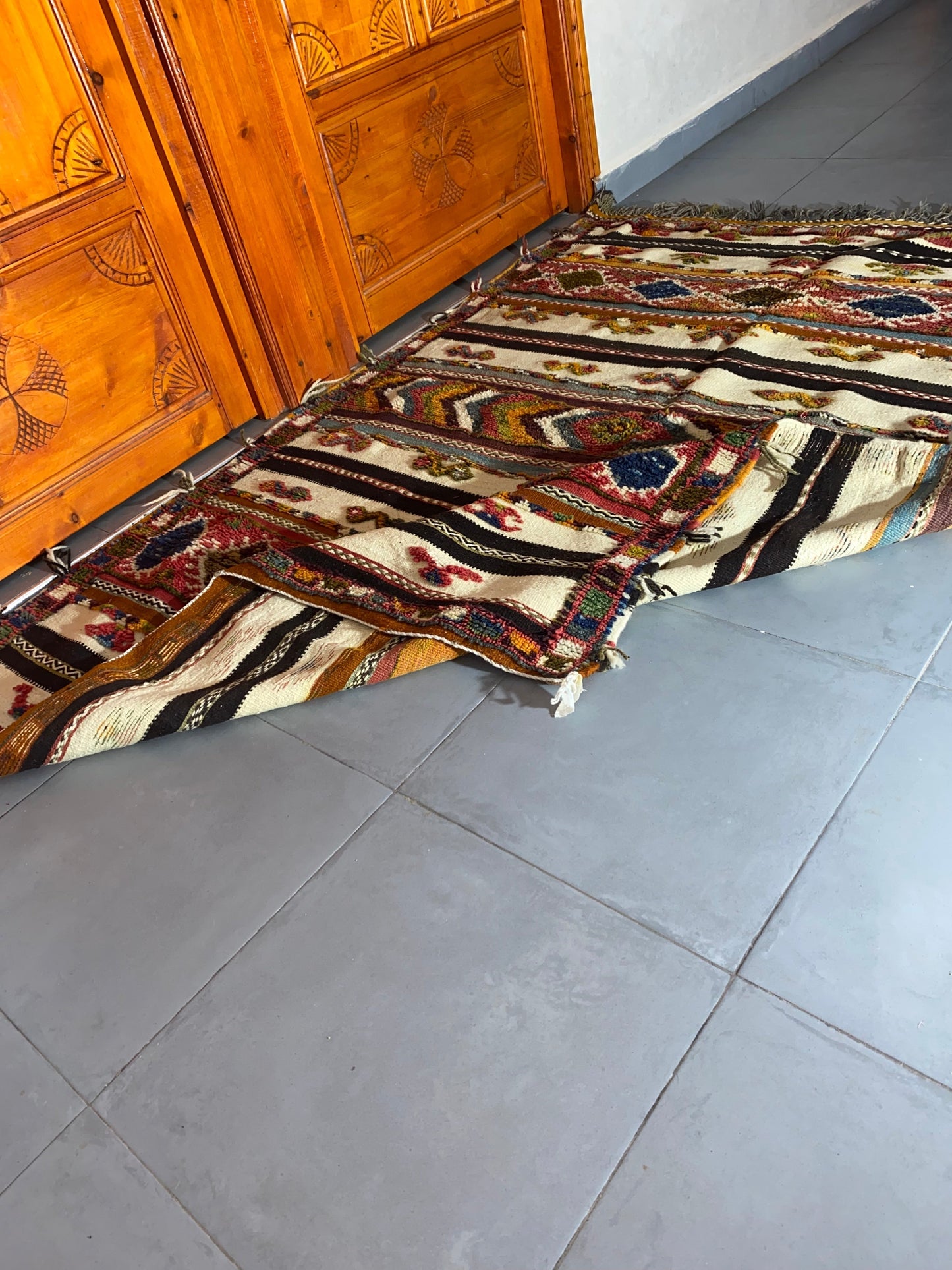 Moroccan Kilim handmade 100%wool berber rugs. size is 208x150 cm