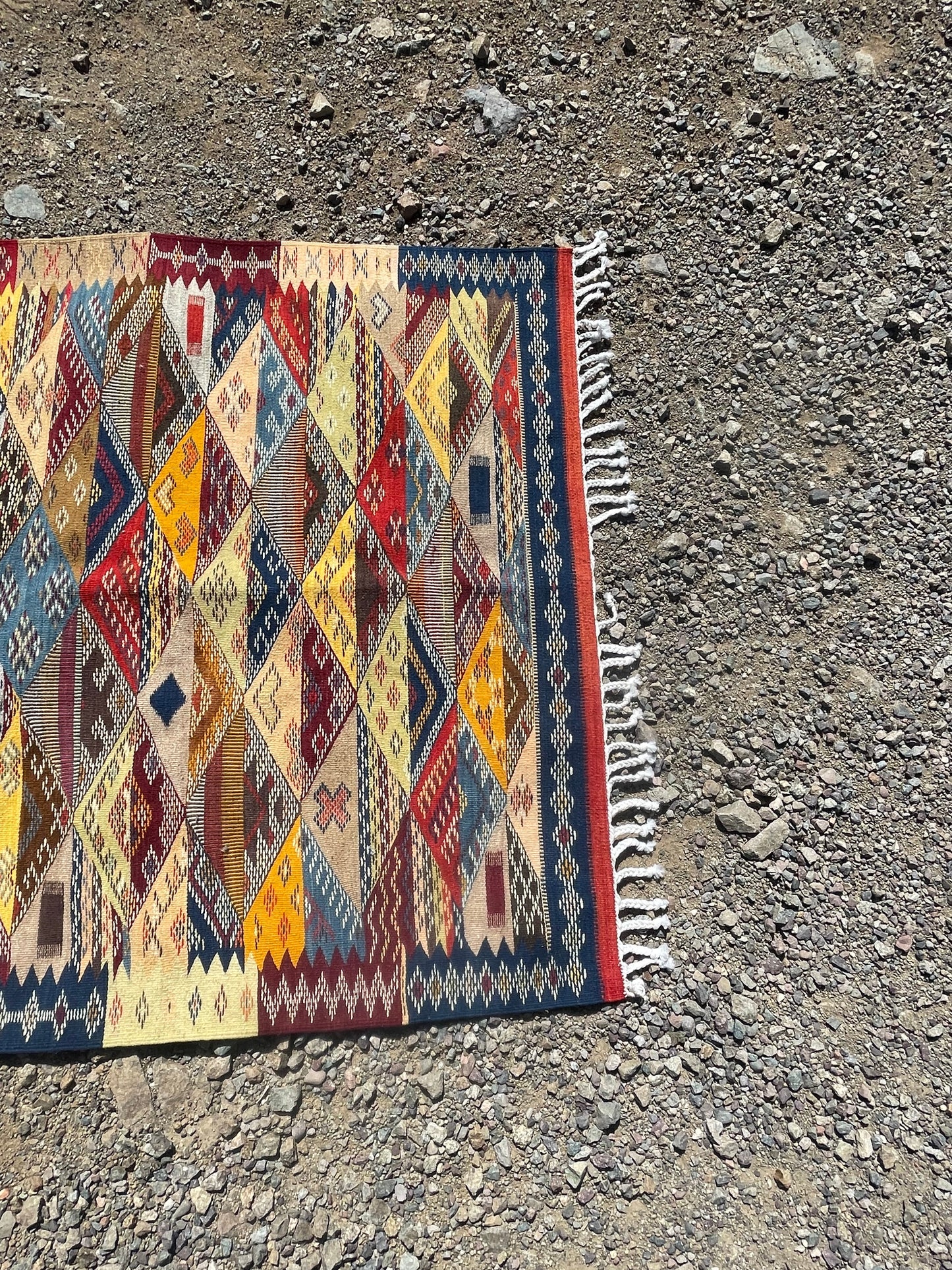 Authentic Moroccan Berber Kilim Rug Picasso Taznakht T63. Handmade tribal rug, expertly woven with traditional craftsmanship 150x100 cm