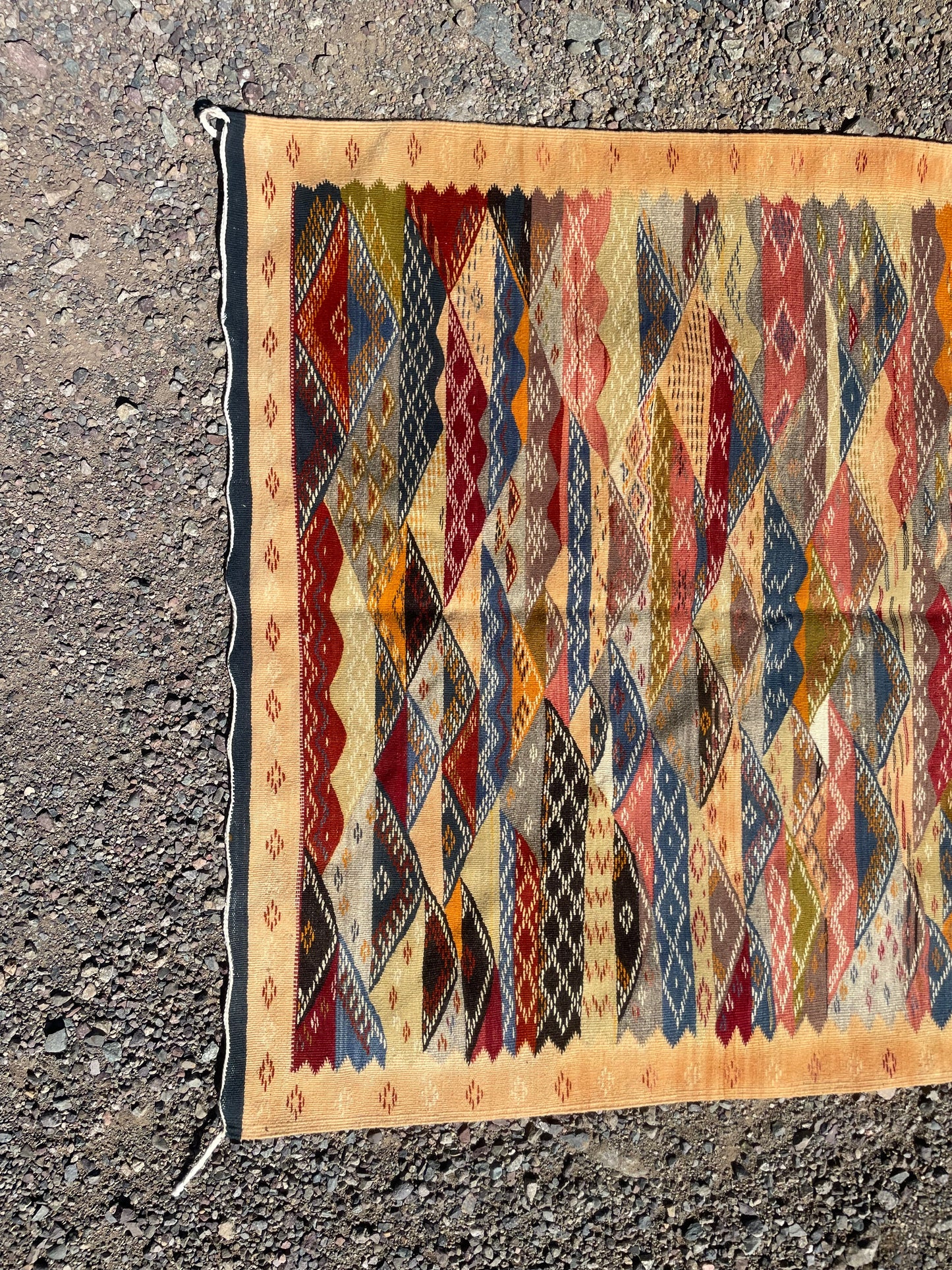Authentic Moroccan Berber Kilim Rug Picasso Taznakht T63. Handmade tribal rug, expertly woven with traditional craftsmanship 150x100 cm