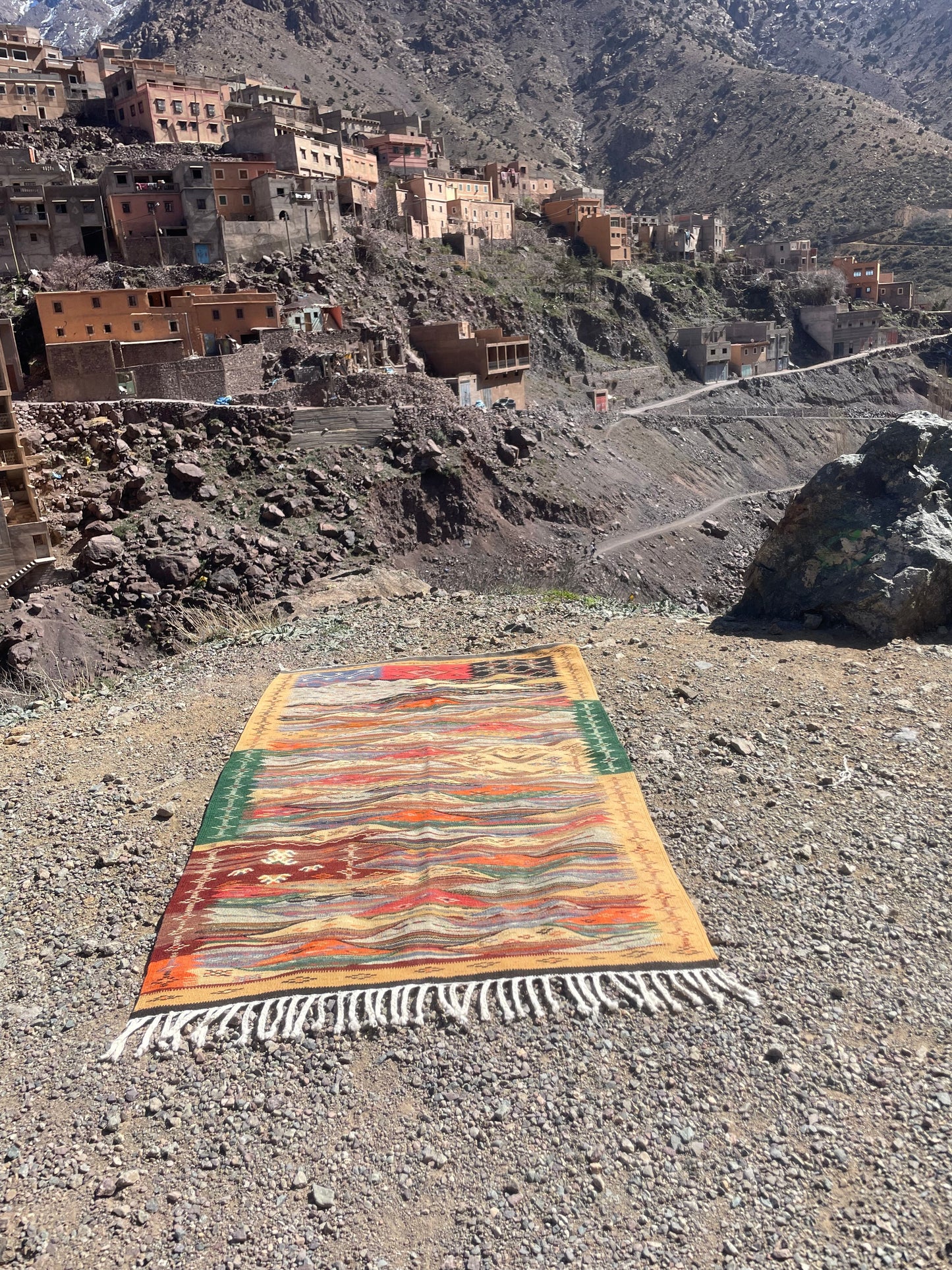 Authentic Moroccan Berber Kilim Rug Picasso Taznakht T63. Handmade tribal rug, expertly woven with traditional craftsmanship 150x100 cm