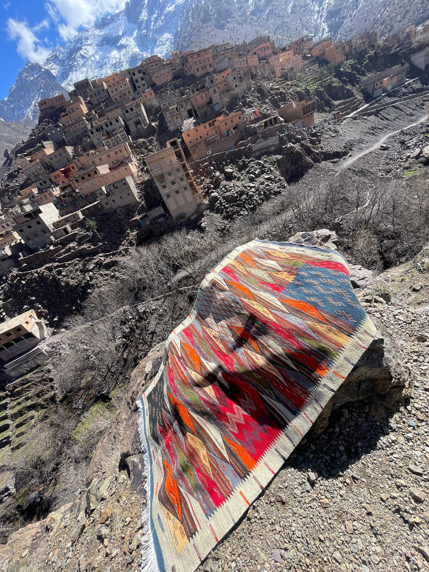 Authentic Moroccan Berber Kilim Rug Picasso Taznakht T63. Handmade tribal rug, expertly woven with traditional craftsmanship 150x100 cm