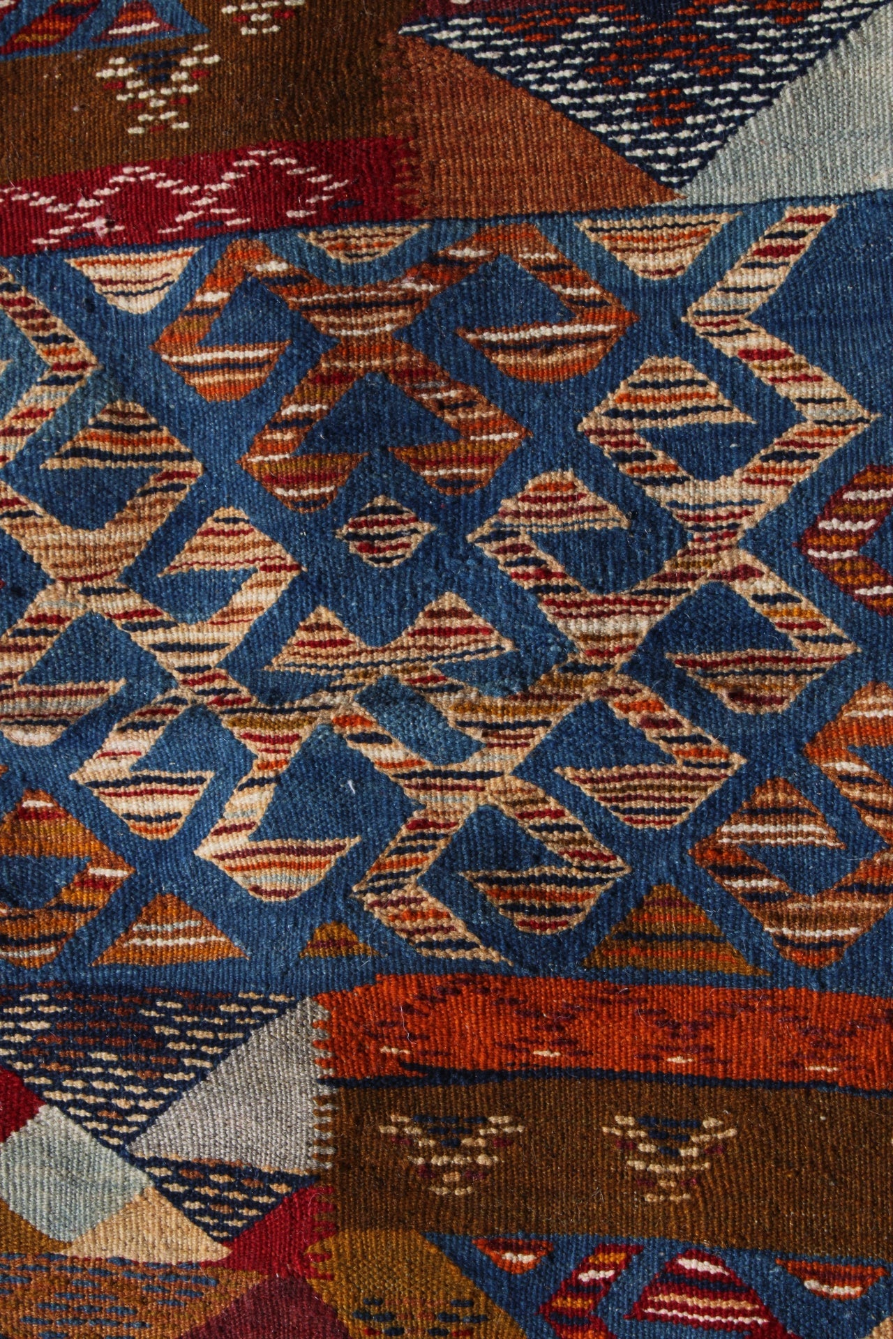 Authentic Moroccan Berber Kilim Rug Picasso Taznakht T63. Handmade tribal rug, expertly woven with traditional craftsmanship 120x060 cm