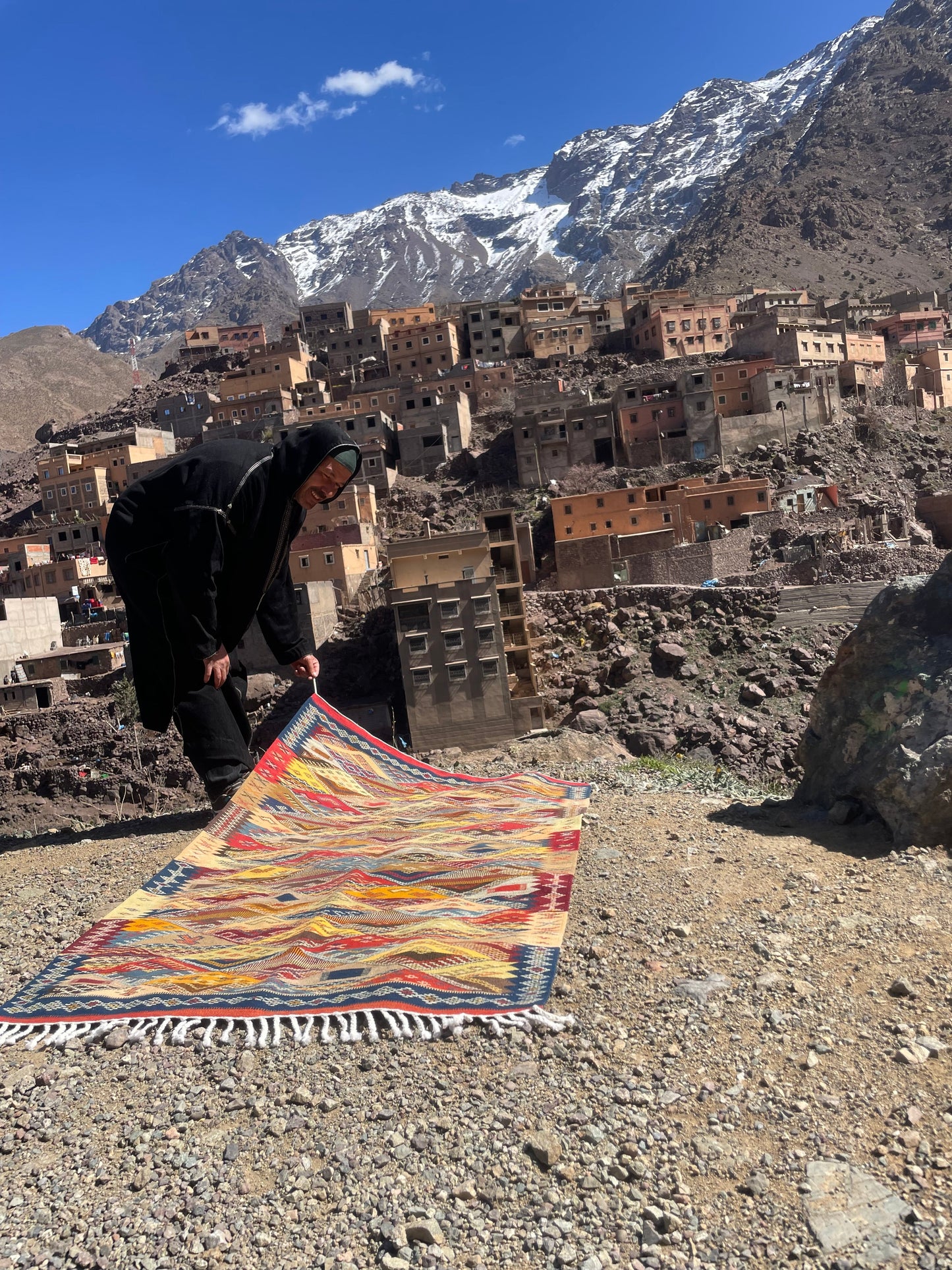 Authentic Moroccan Berber Kilim Rug Picasso Taznakht T63. Handmade tribal rug, expertly woven with traditional craftsmanship 150x100 cm
