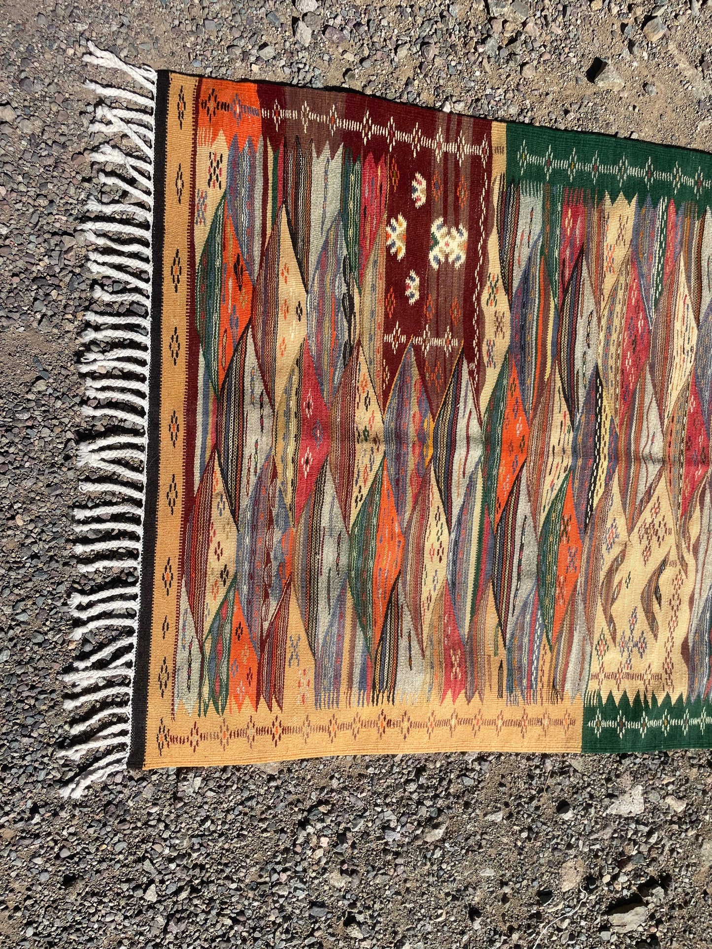 Authentic Moroccan Berber Kilim Rug Picasso Taznakht T63. Handmade tribal rug, expertly woven with traditional craftsmanship 150x100 cm
