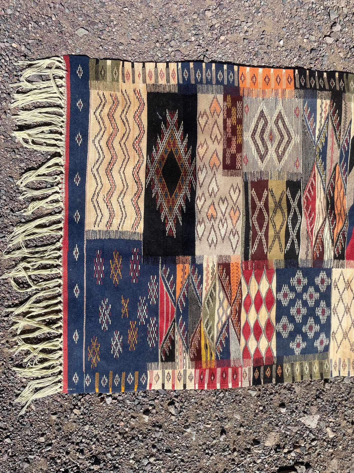 Authentic Moroccan Berber Kilim Rug Picasso Taznakht T63. Handmade tribal rug, expertly woven with traditional craftsmanship 200x120 cm