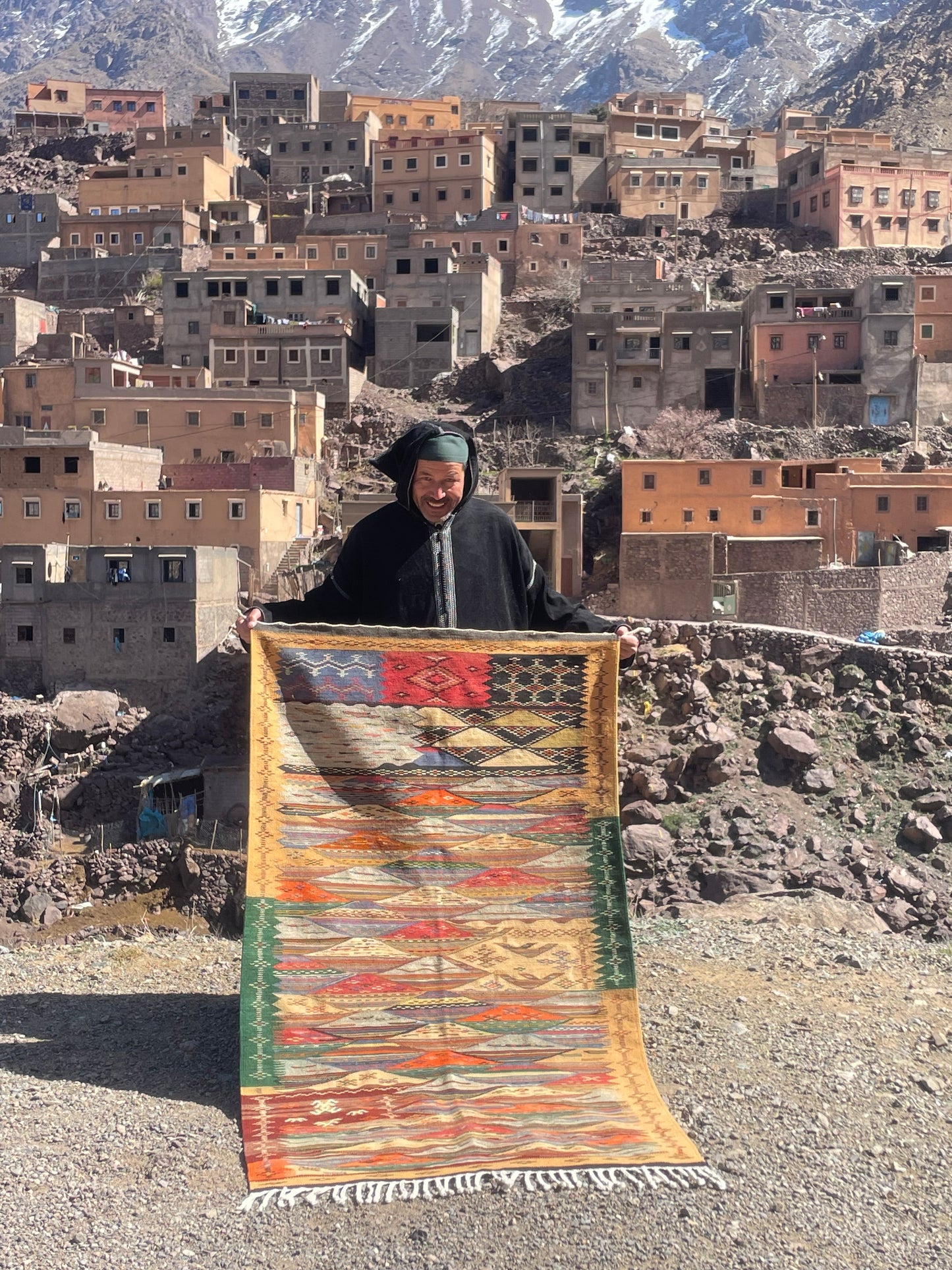 Authentic Moroccan Berber Kilim Rug Picasso Taznakht T63. Handmade tribal rug, expertly woven with traditional craftsmanship 150x100 cm