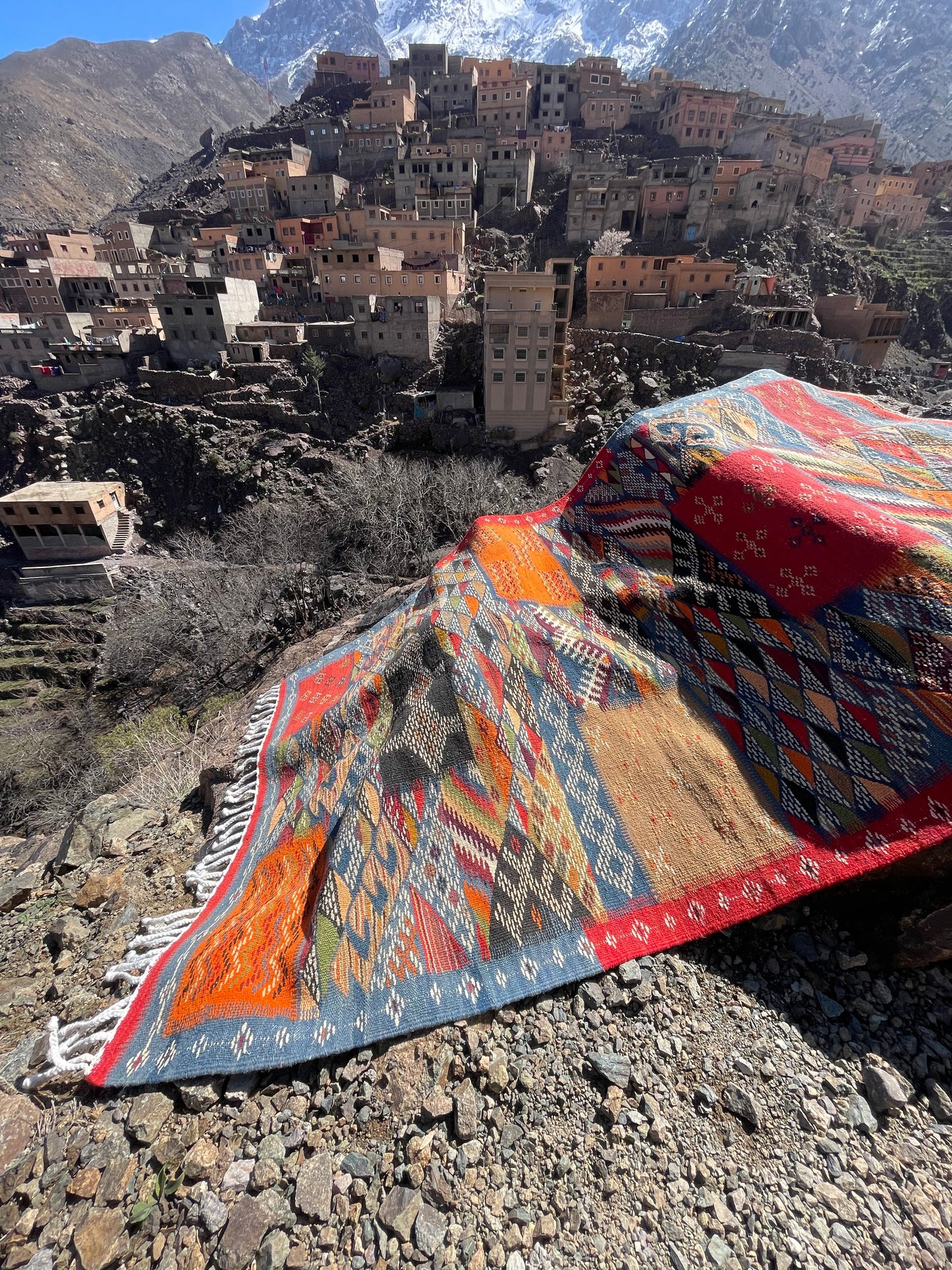 Authentic Moroccan Berber Kilim Rug Picasso Taznakht T63. Handmade tribal rug, expertly woven with traditional craftsmanship 150x100 cm