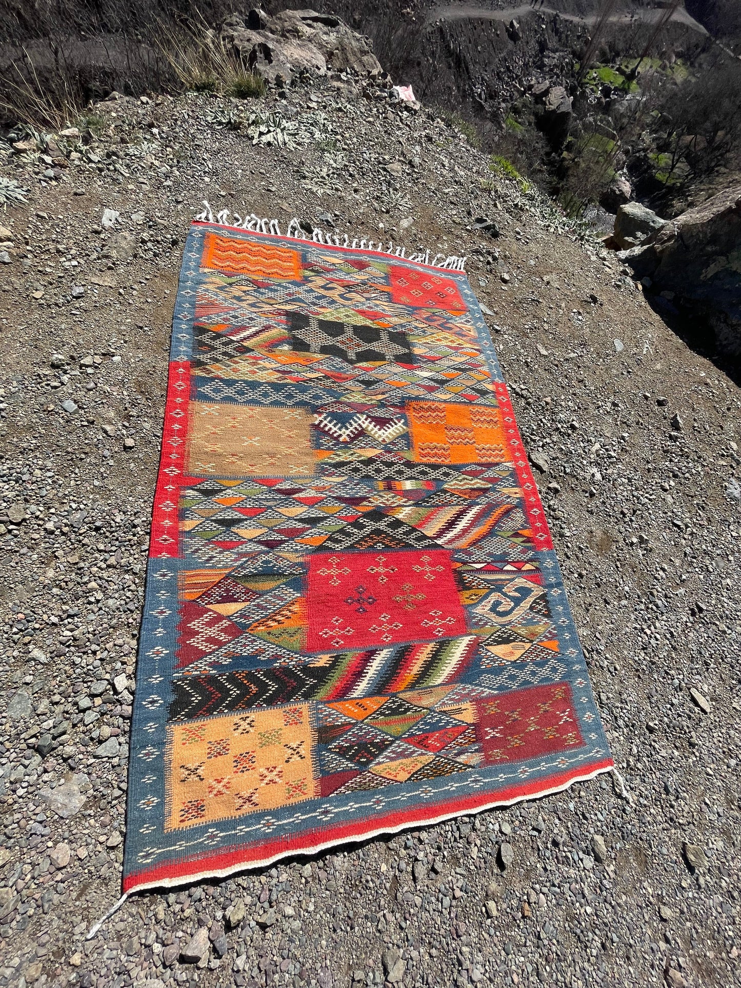 Authentic Moroccan Berber Kilim Rug Picasso Taznakht T63. Handmade tribal rug, expertly woven with traditional craftsmanship 150x100 cm