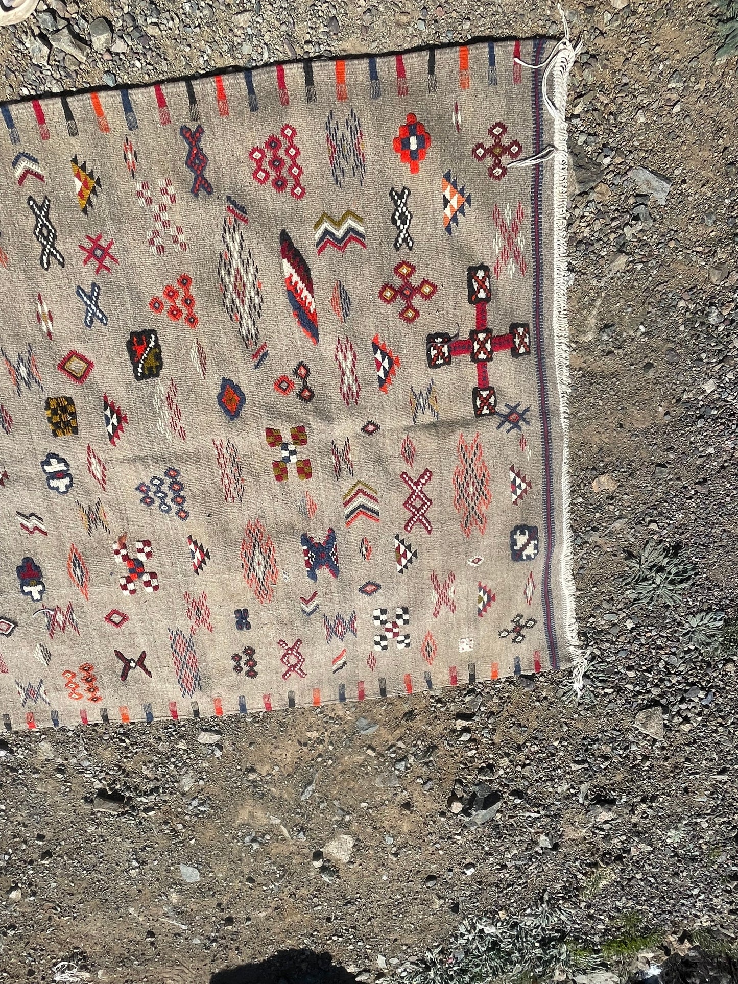 Authentic Moroccan Berber Kilim Rug Picasso Taznakht T63. Handmade tribal rug, expertly woven with traditional craftsmanship 200x120 cm