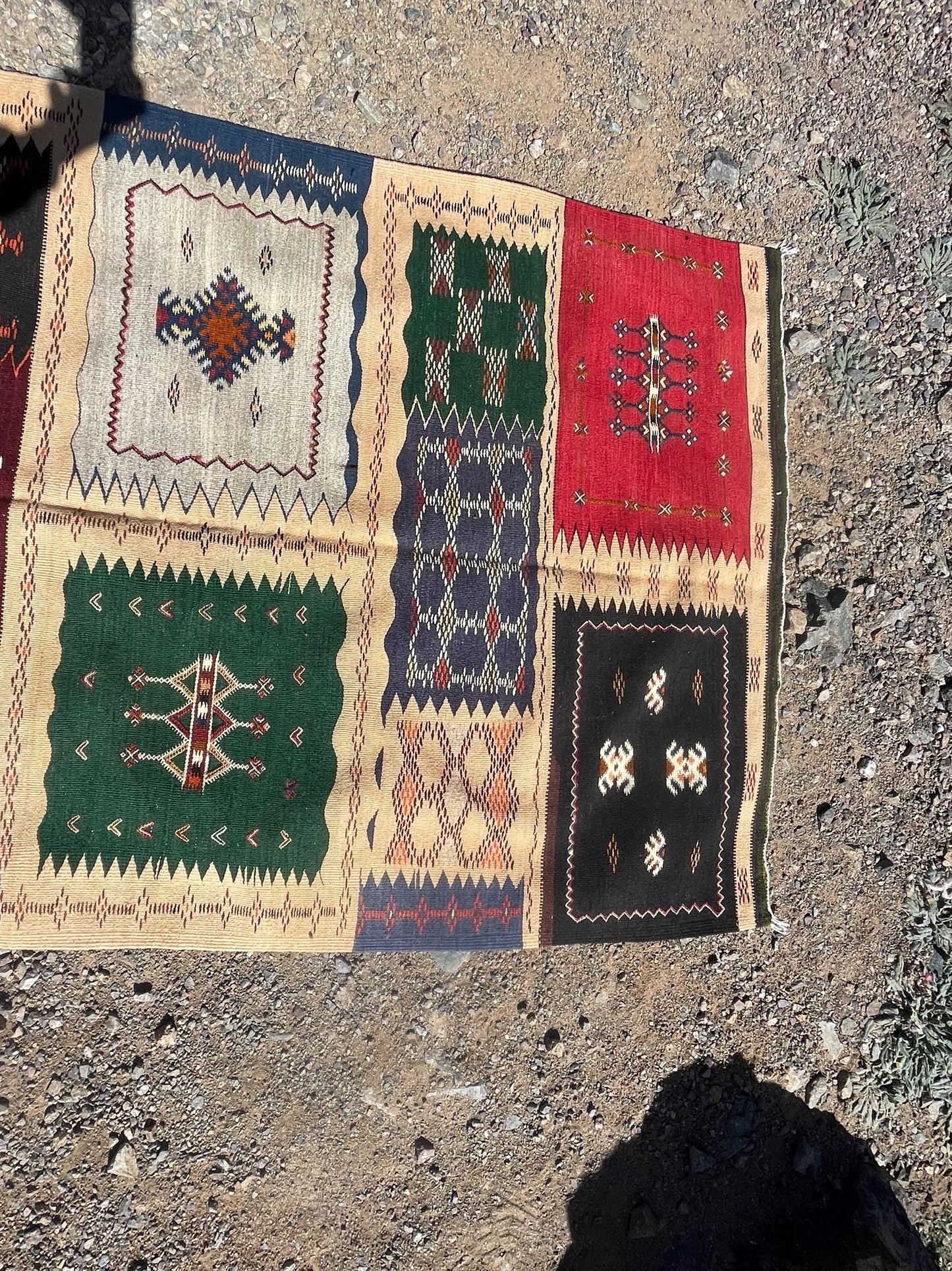 Authentic Moroccan Berber Kilim Rug Picasso Taznakht T63. Handmade tribal rug, expertly woven with traditional craftsmanship 150x100 cm