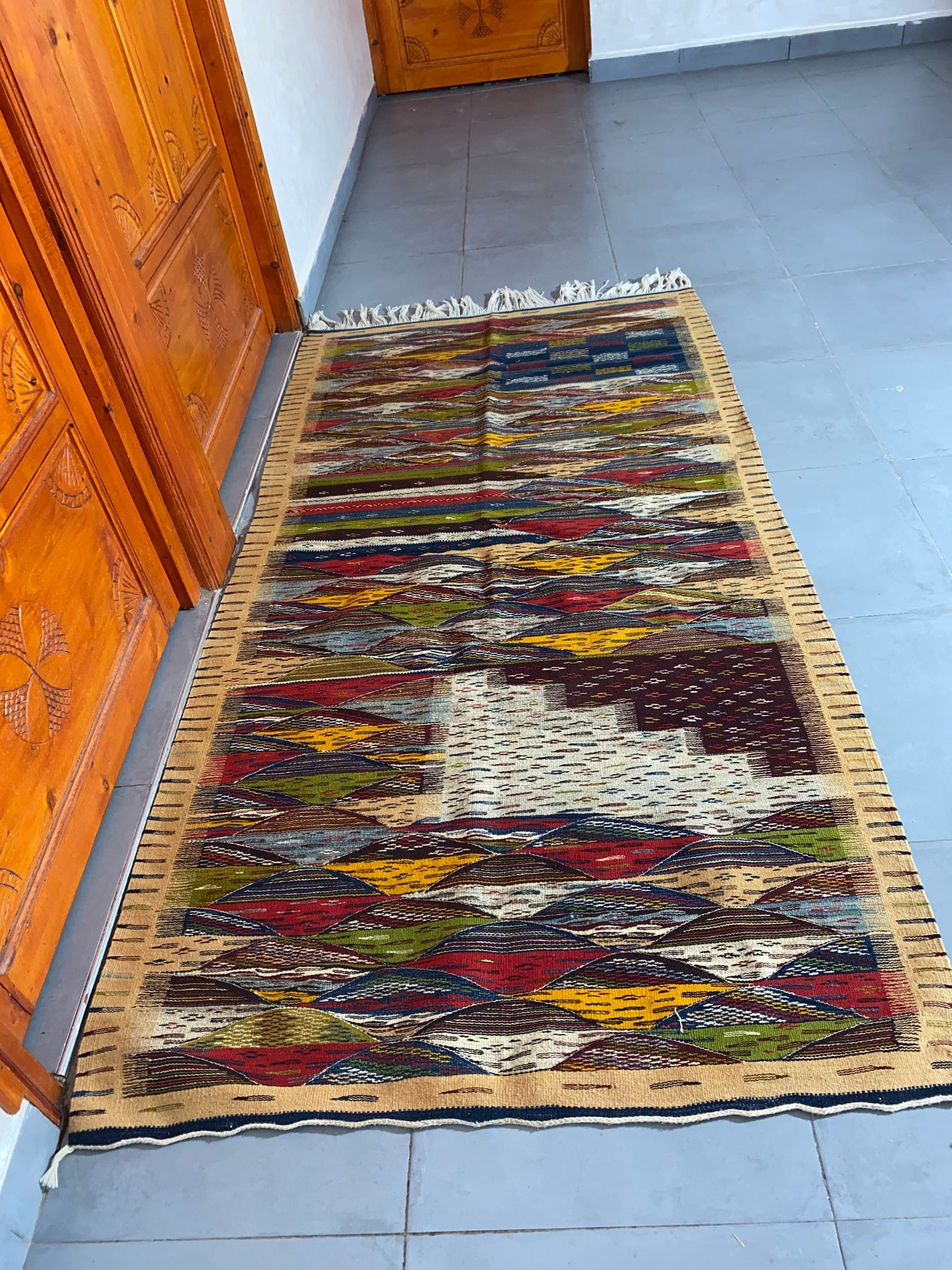 Moroccan  Kilim  handmade 100%wool berber  rugs. size is 210x110 cm