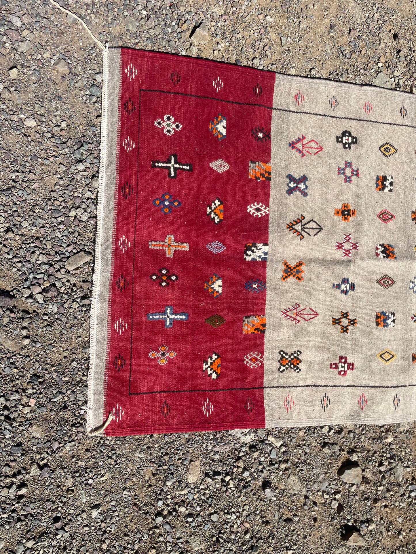 Authentic Moroccan Berber Kilim Rug  Picasso Taznakht T63. Handmade tribal rug, expertly woven with traditional craftsmanship 150x100 cm