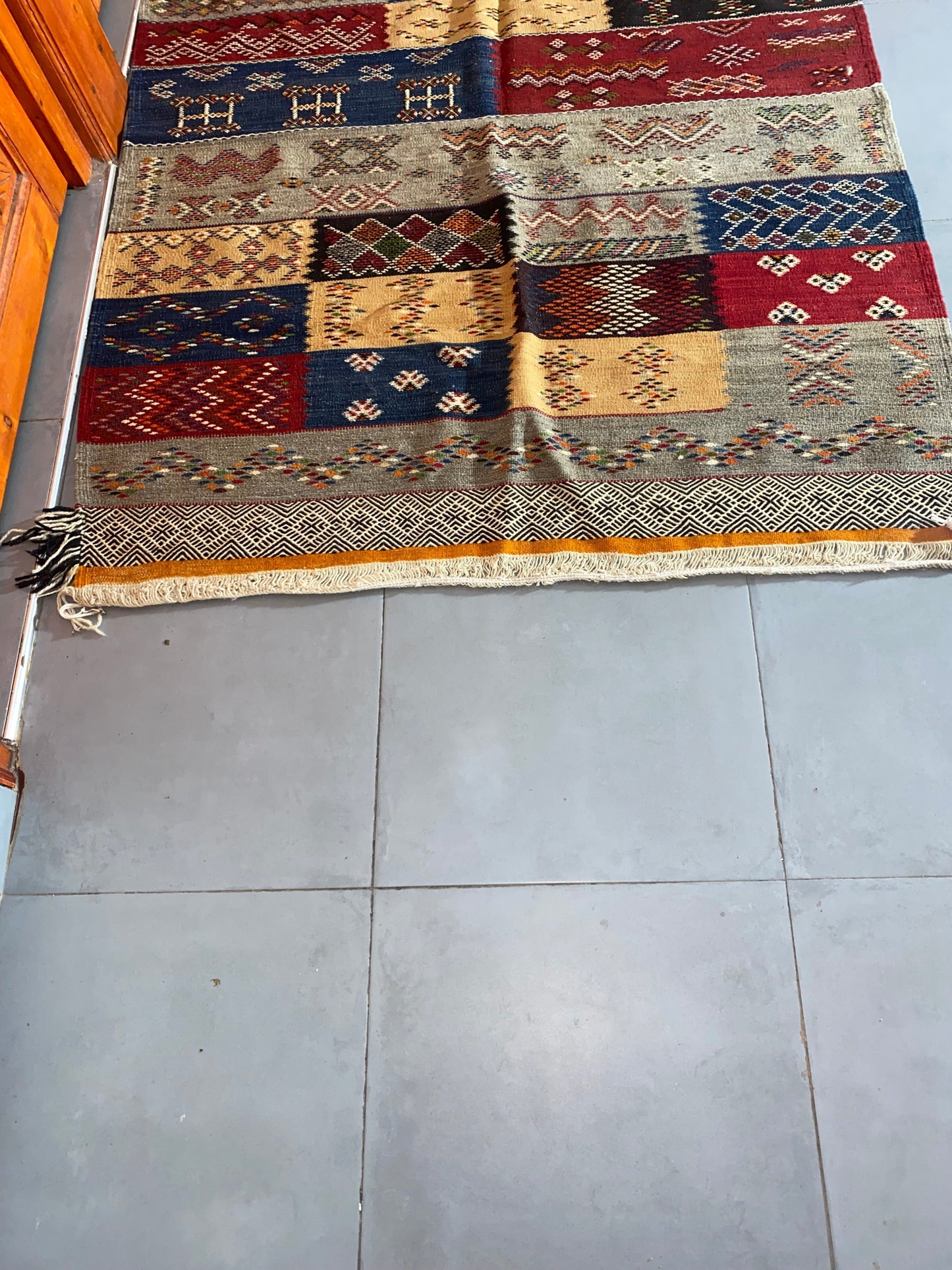 Moroccan  Kilim  handmade 100%wool berber  rugs.  size is 150x150 cm