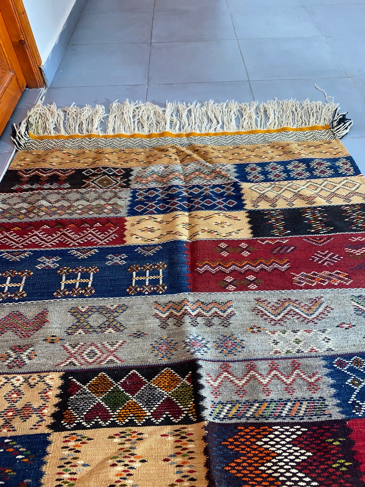 Moroccan  Kilim  handmade 100%wool berber  rugs.  size is 150x150 cm