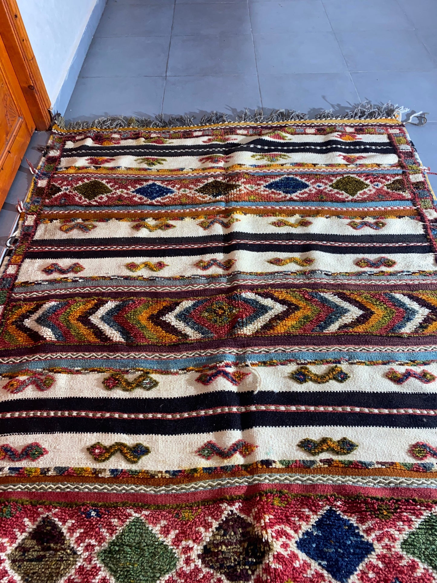 Moroccan  Kilim  handmade 100%wool berber  rugs.  size is 208x150 cm