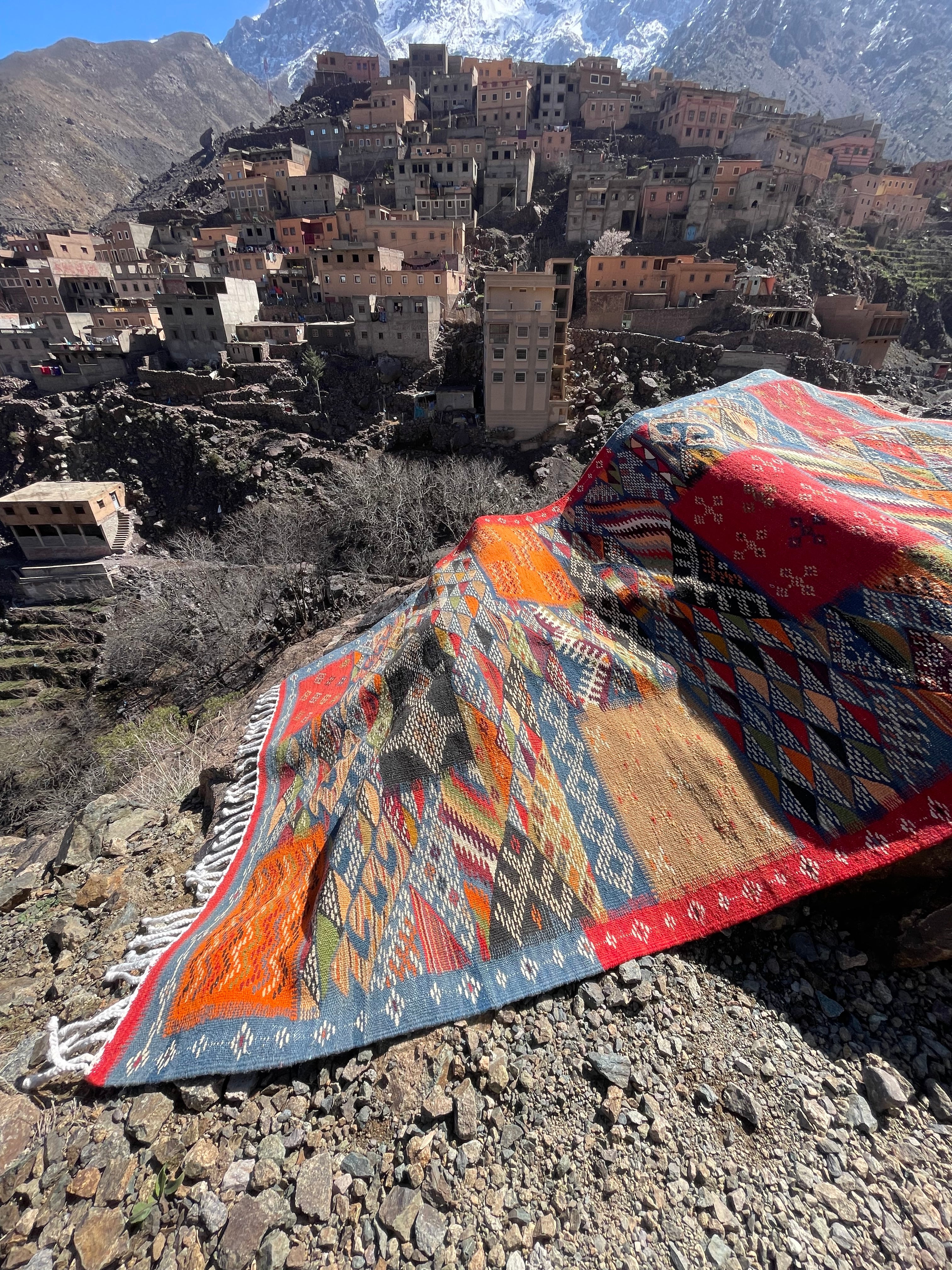 Authentic Moroccan Berber Kilim Rug  Picasso Taznakht T63. Handmade tribal rug, expertly woven with traditional craftsmanship 150x100 cm