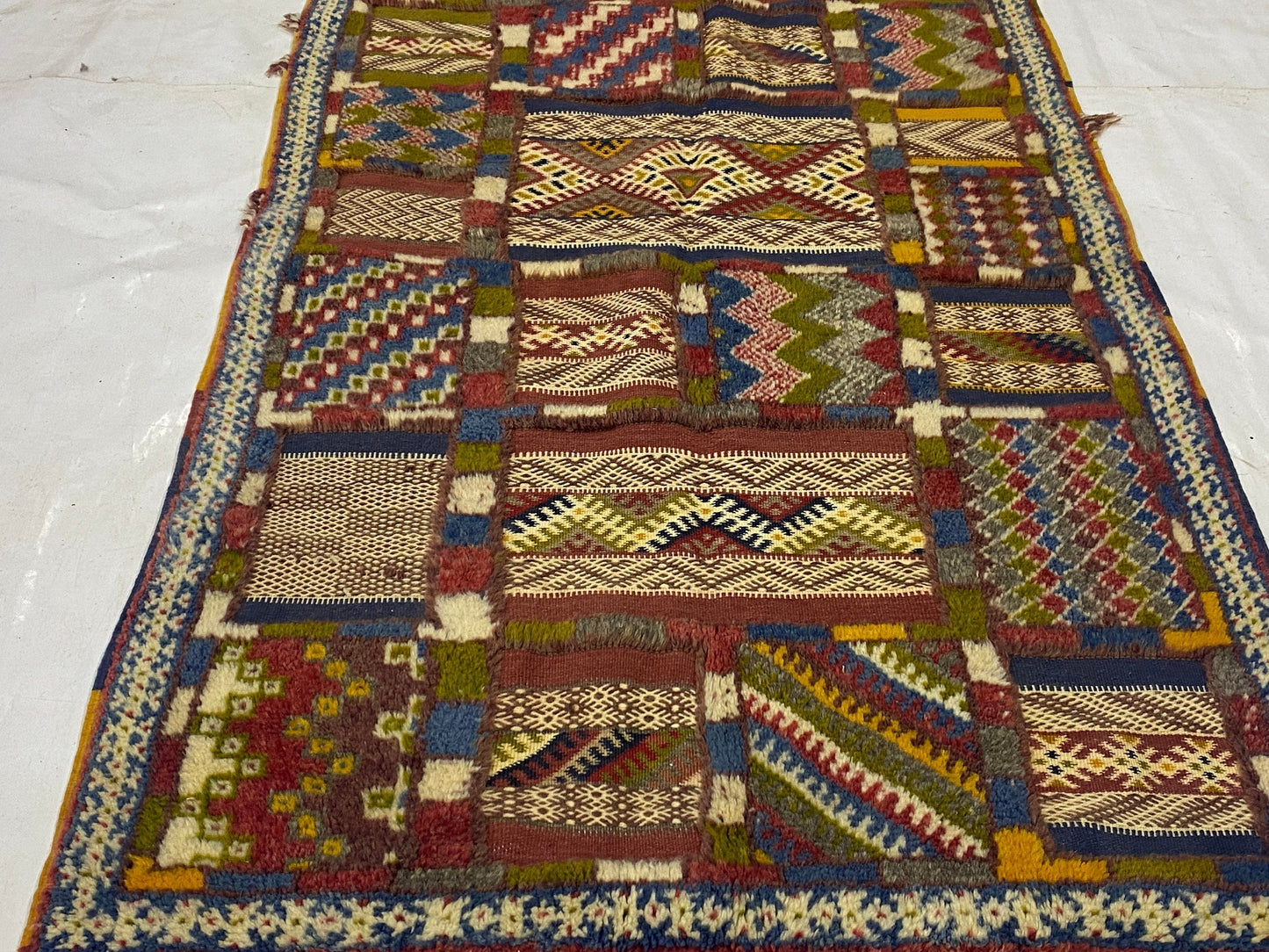 Moroccan carpet Berber rug handmade carpet’s woman’s woven rugs %wool handcrafted.   Size 210x100 cm